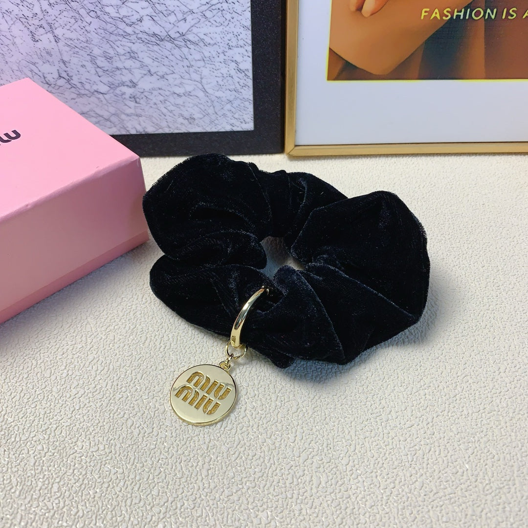 BLACK VELVET SCRUNCHIE ATTACHED GOLD TAG LOGO 136818