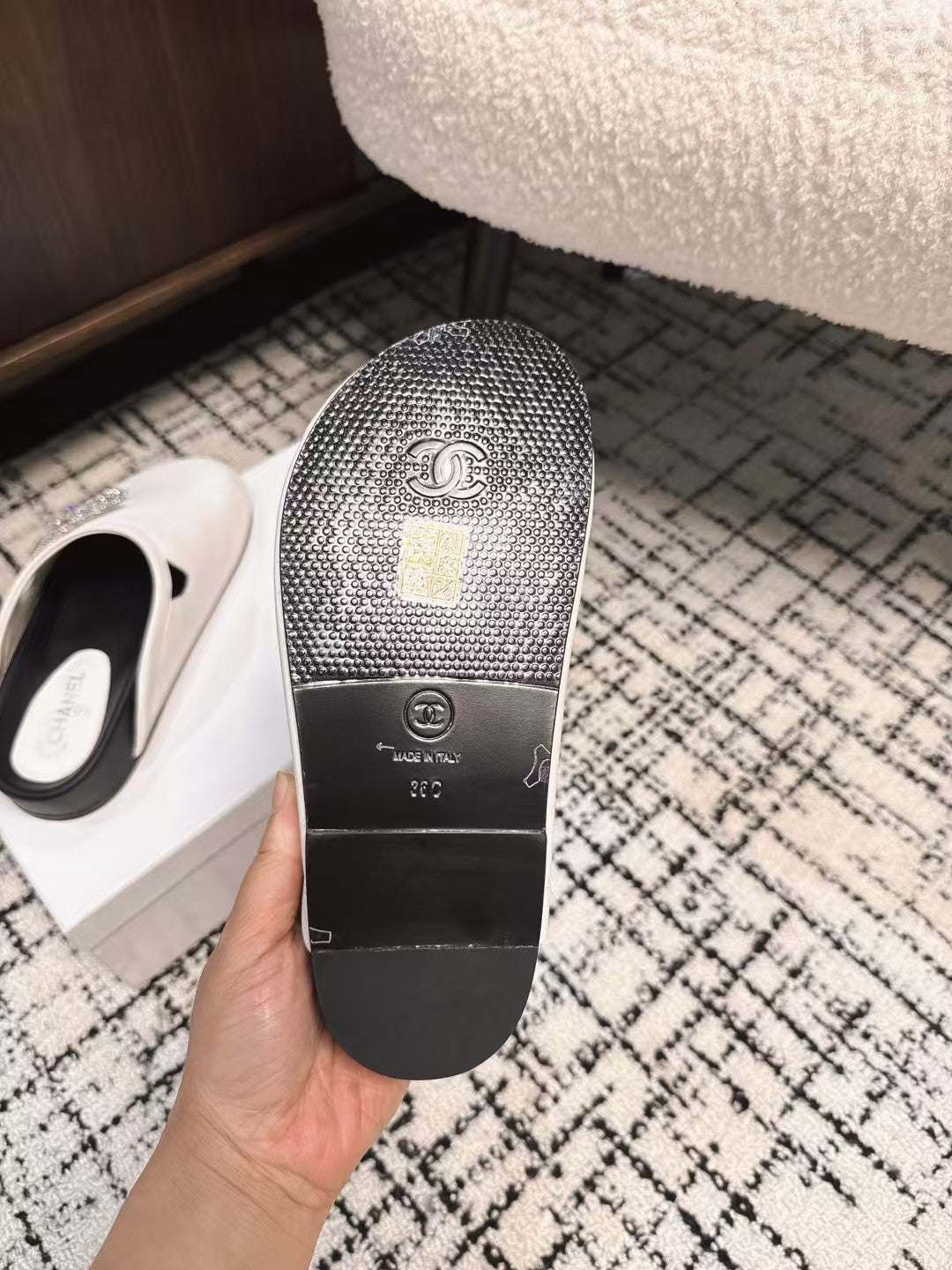 FLAT MULES IN WHITE CALFSKIN