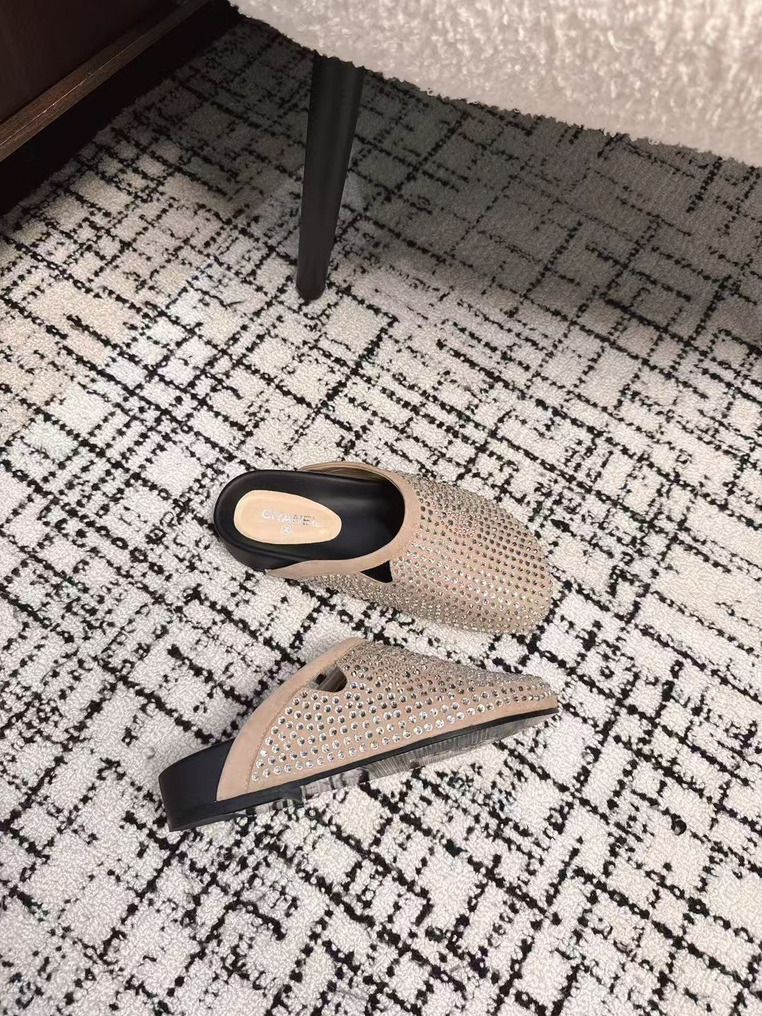 FLAT MULE IN LIGHT BROWN SUEDE WITH CRYSTALS