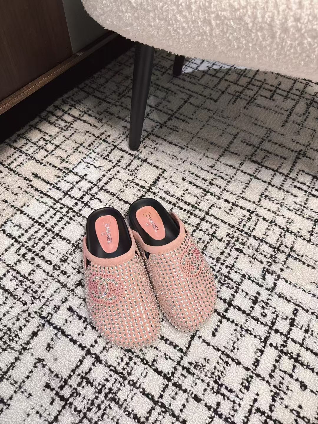 FLAT MULE IN LIGHT PINK SUEDE WITH CRYSTALS