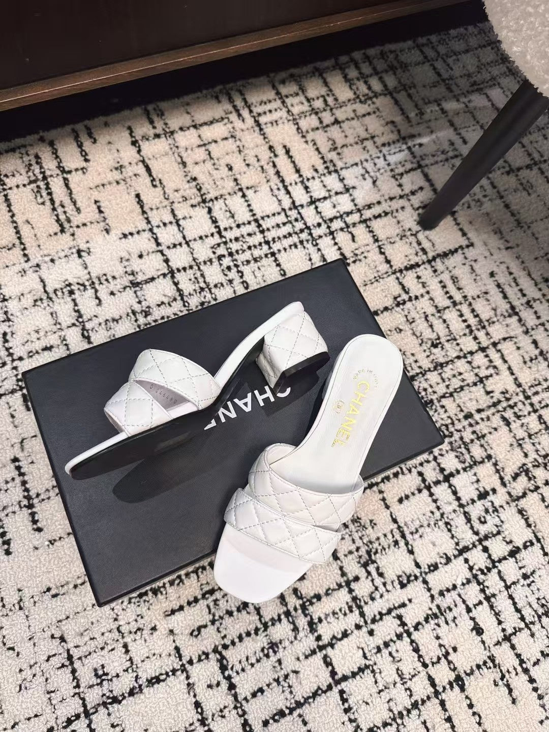 MID HEEL MULES IN WHITE SHEEPSKIN