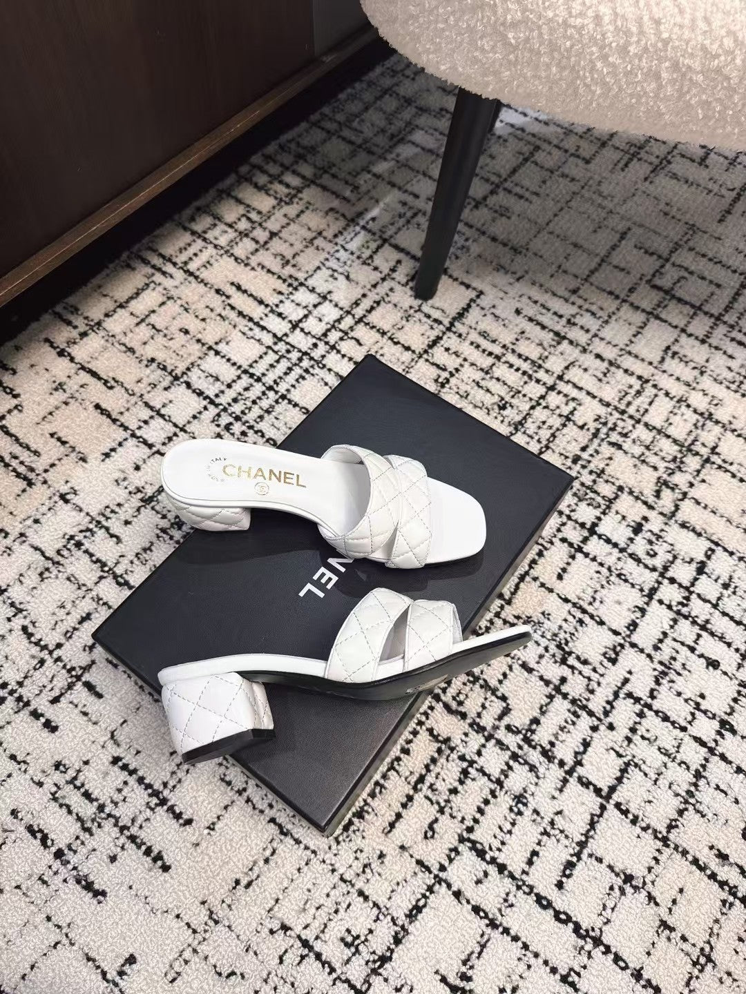 MID HEEL MULES IN WHITE SHEEPSKIN