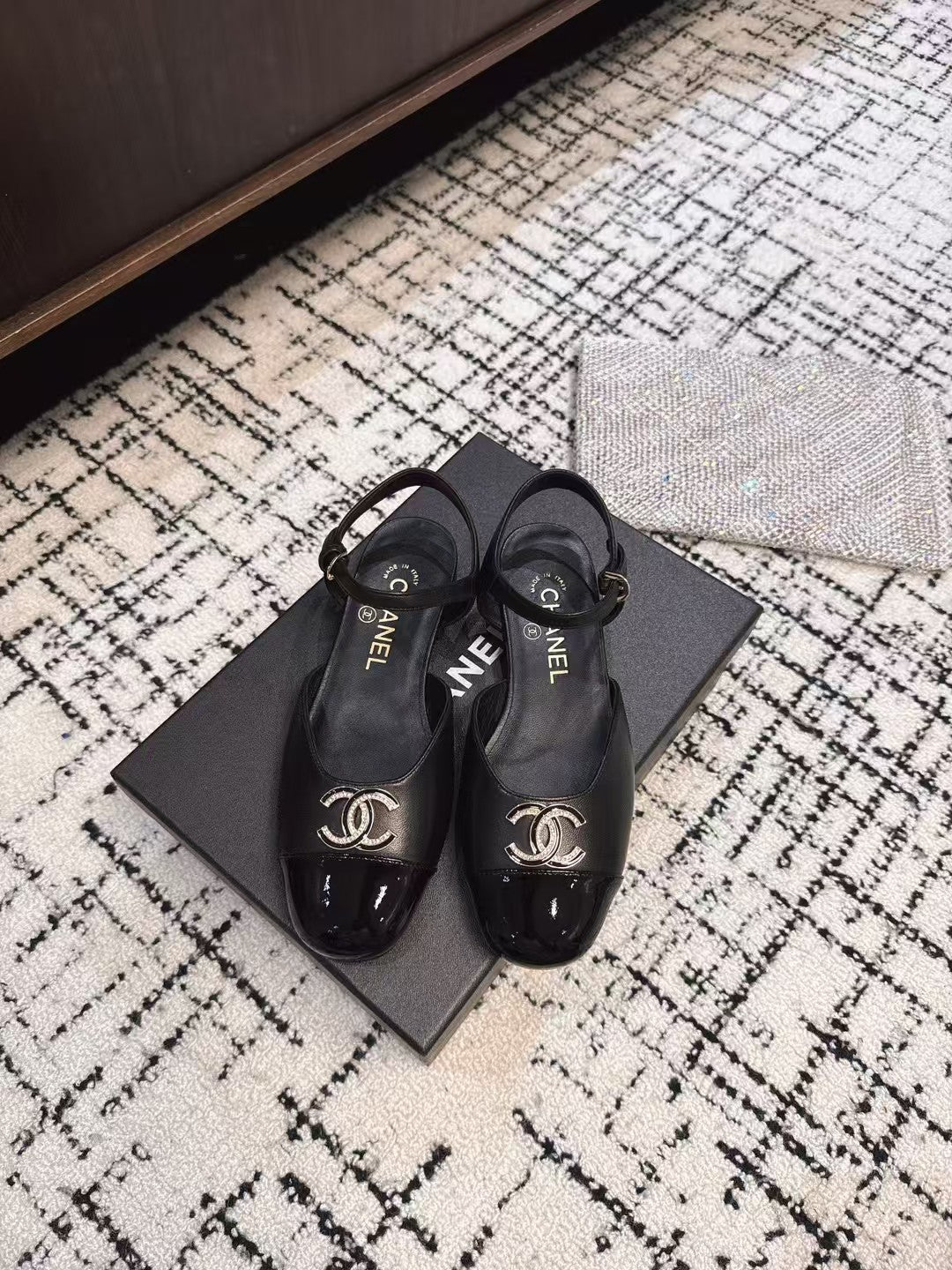 FLAT SLINGBACKS IN BLACK CALFSKIN