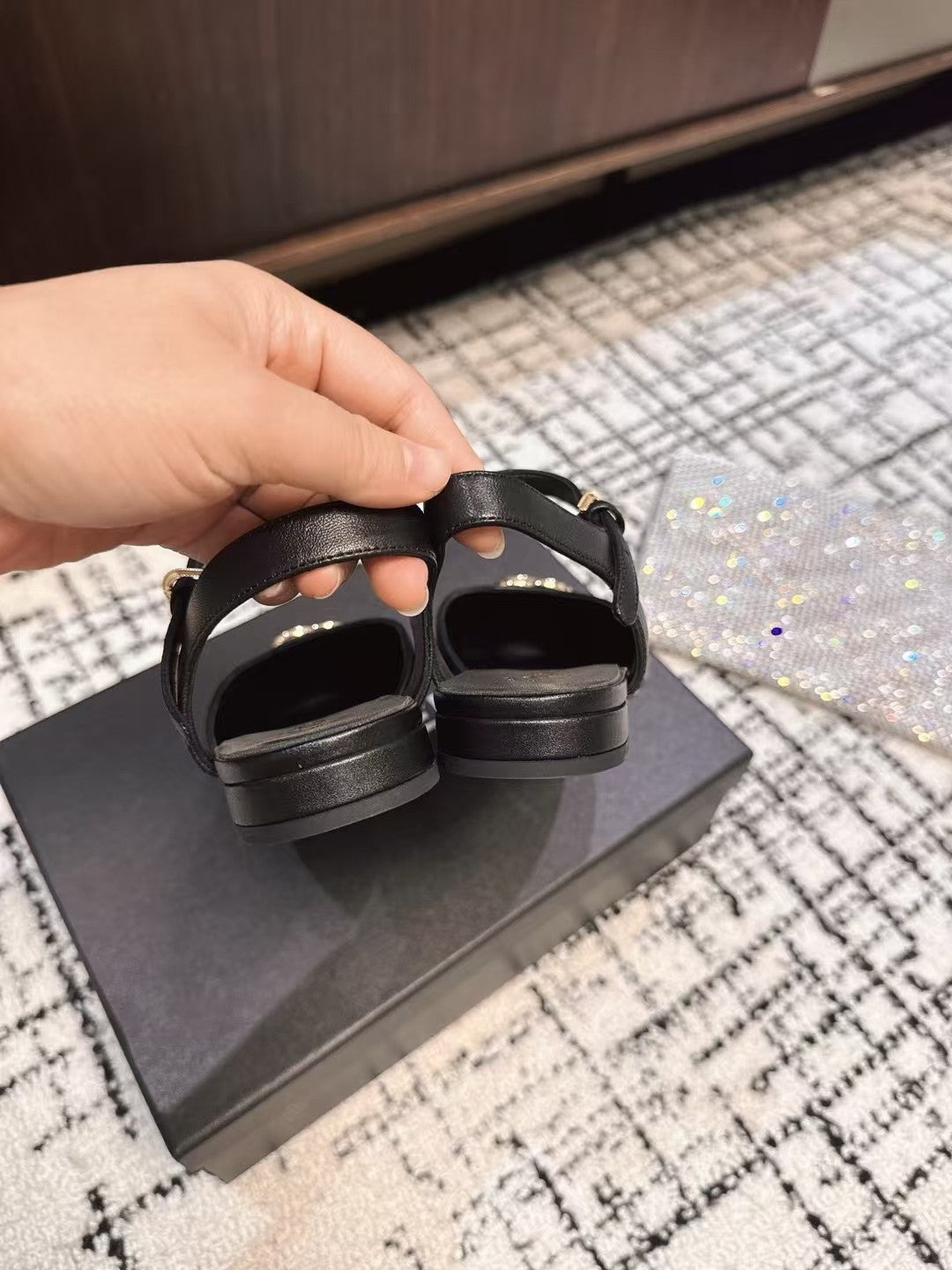 FLAT SLINGBACKS IN BLACK CALFSKIN