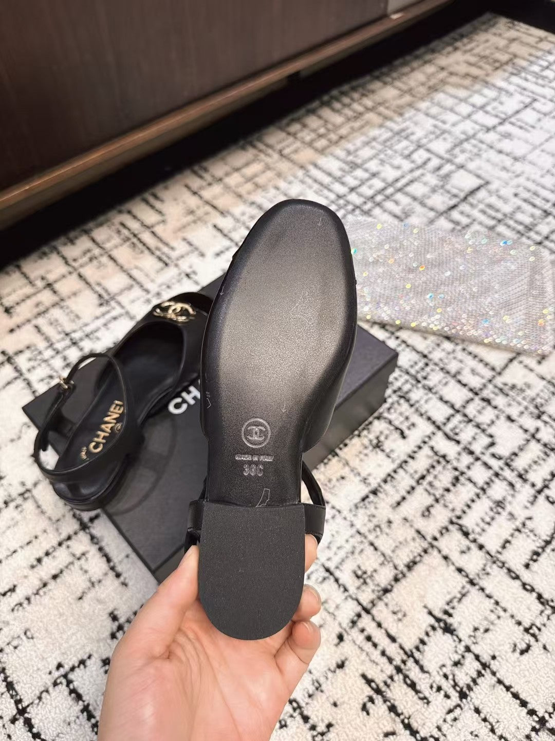 FLAT SLINGBACKS IN BLACK CALFSKIN