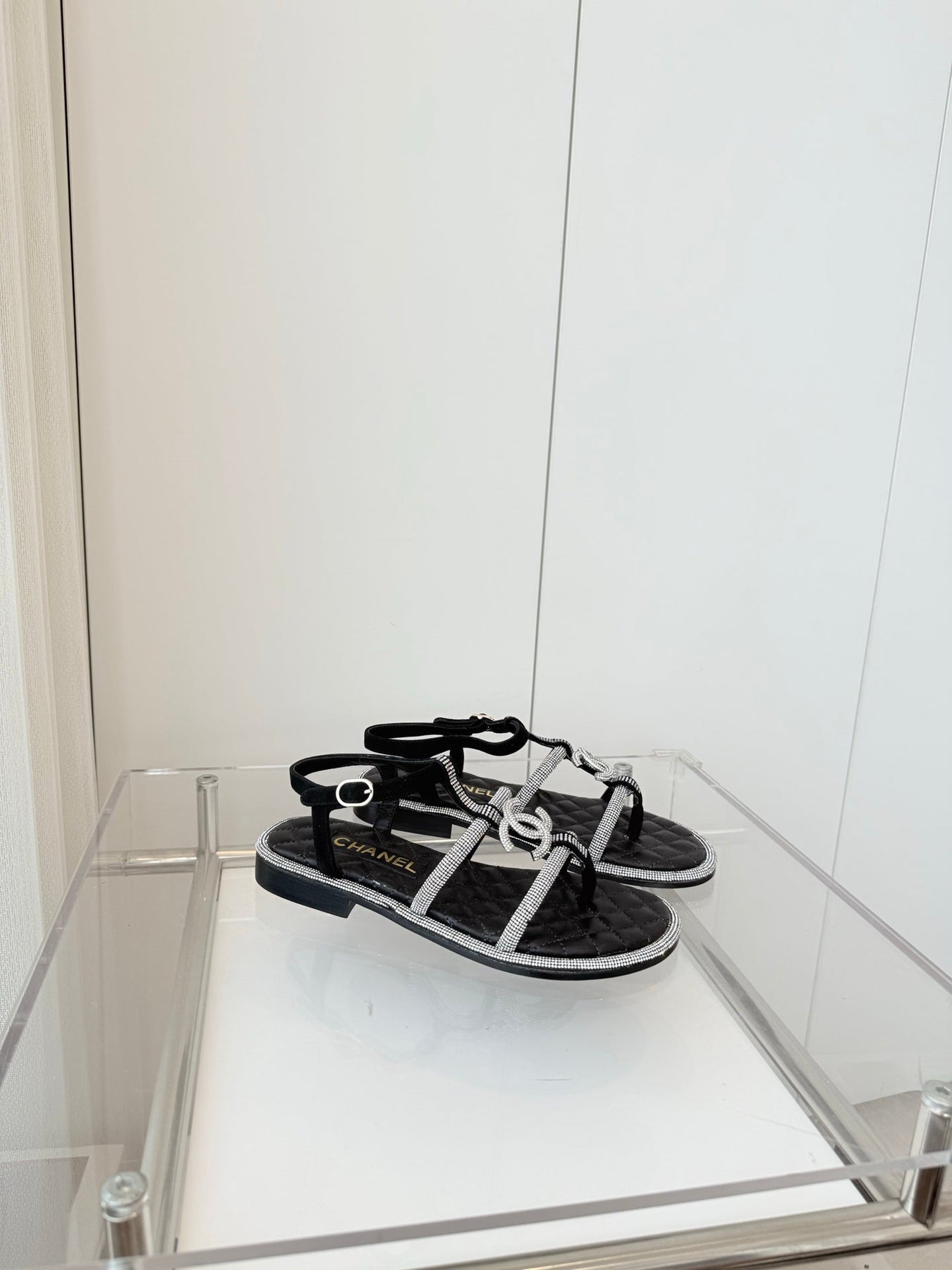 FLAT SANDALS IN BLACK SOFT LEATHER WITH SILVER STONE
