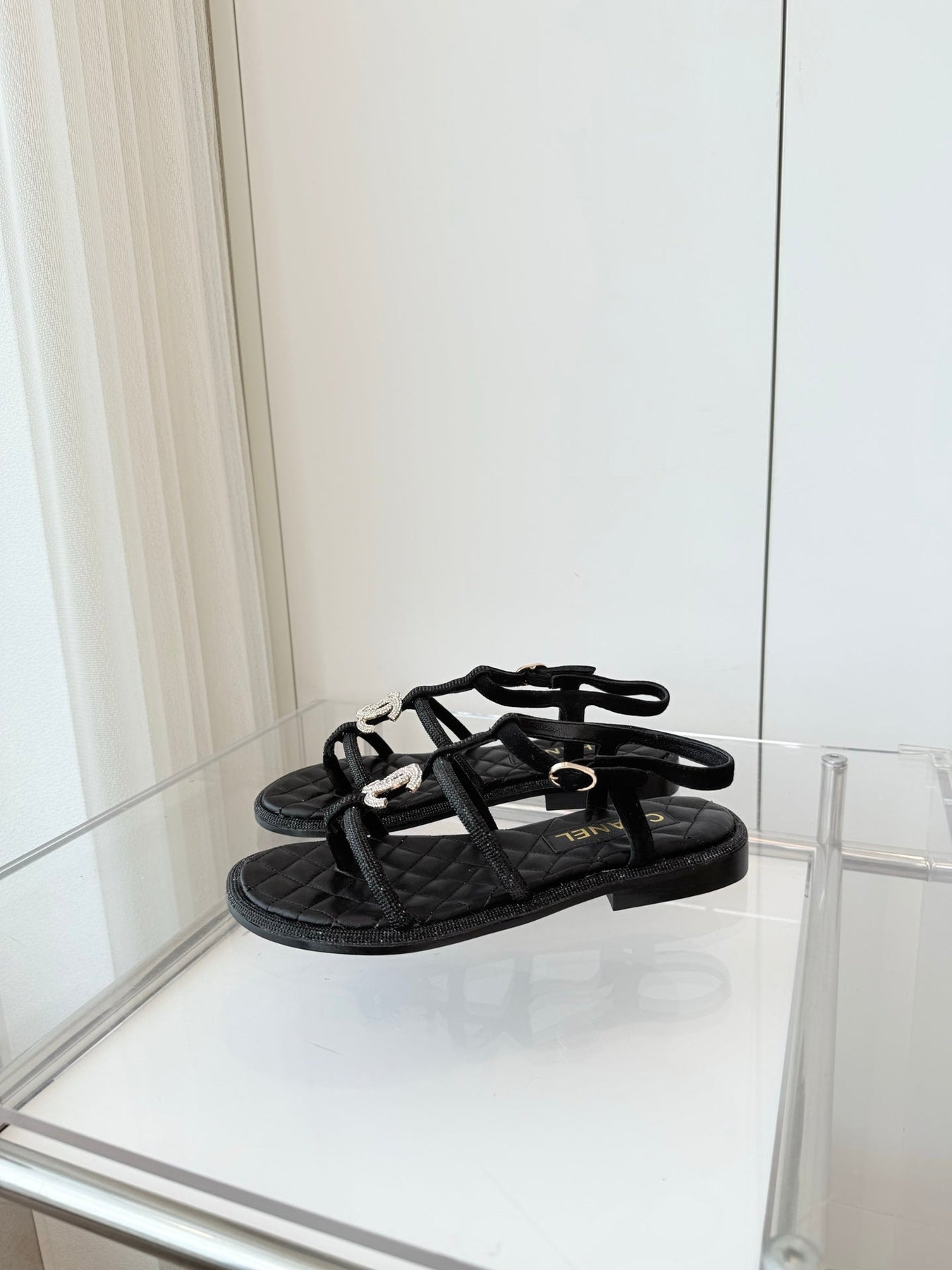 FLAT SANDALS IN BLACK SOFT LEATHER