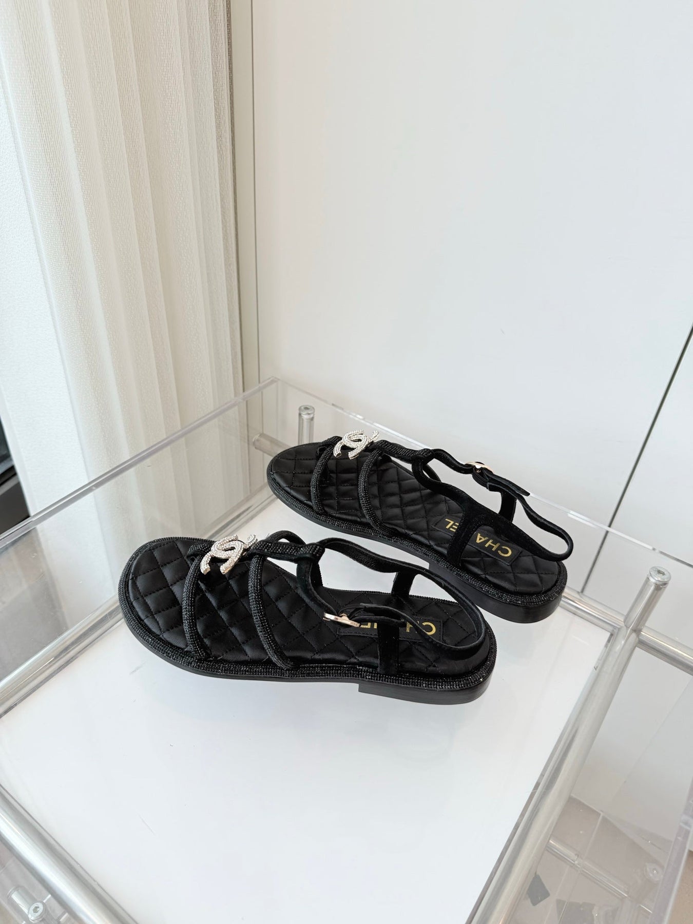 FLAT SANDALS IN BLACK SOFT LEATHER