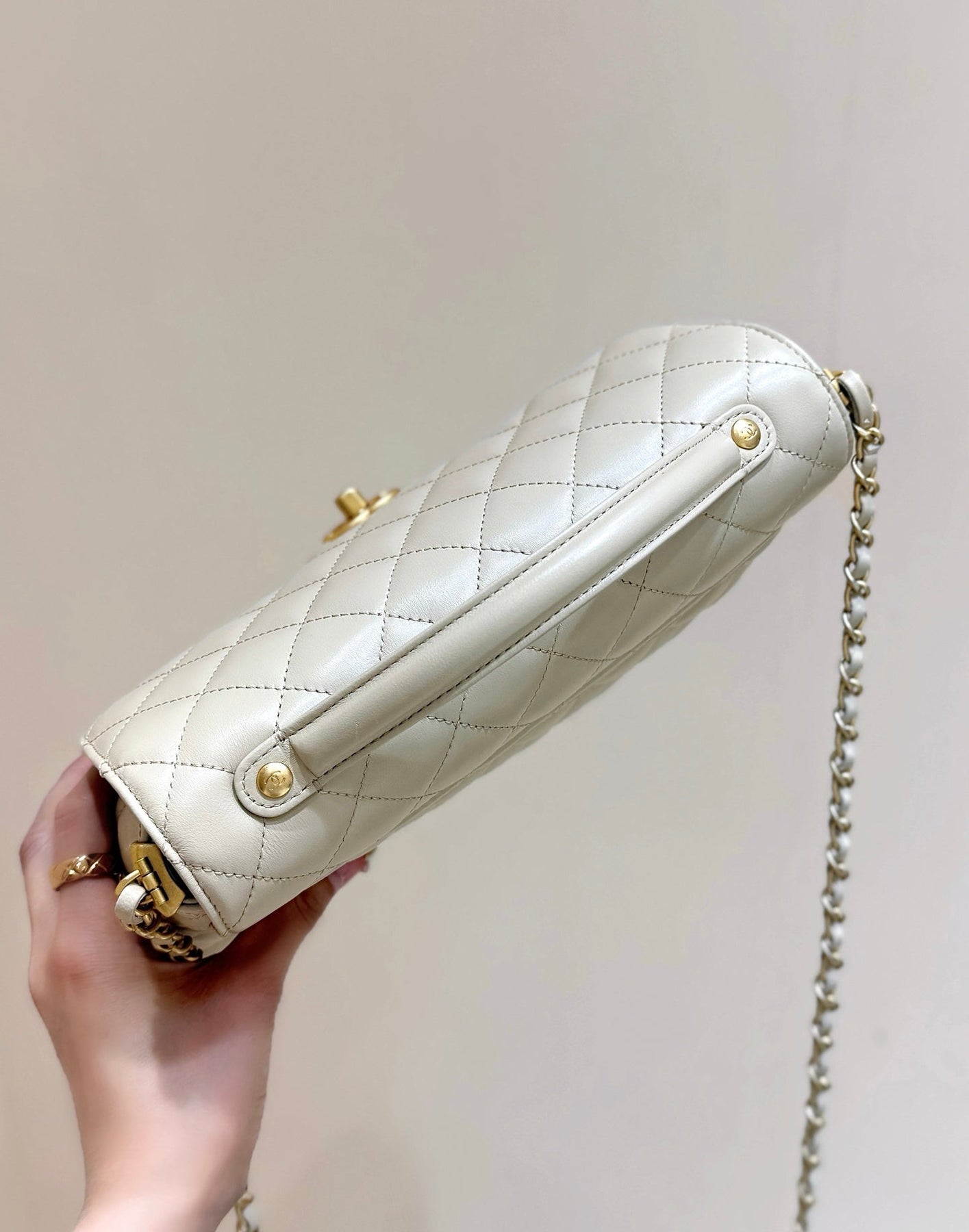QUILTED FLAP BAG WITH HANDLE 26 IN BEIGE LAMBSKIN GOLD PLATED METAL