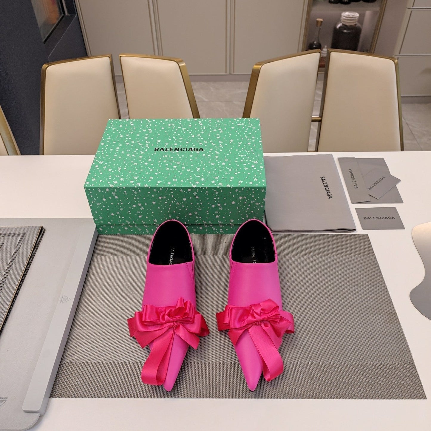 POINTED-TOE FLATS WITH BOW IN HOT PINK SOFT LAMBSKIN