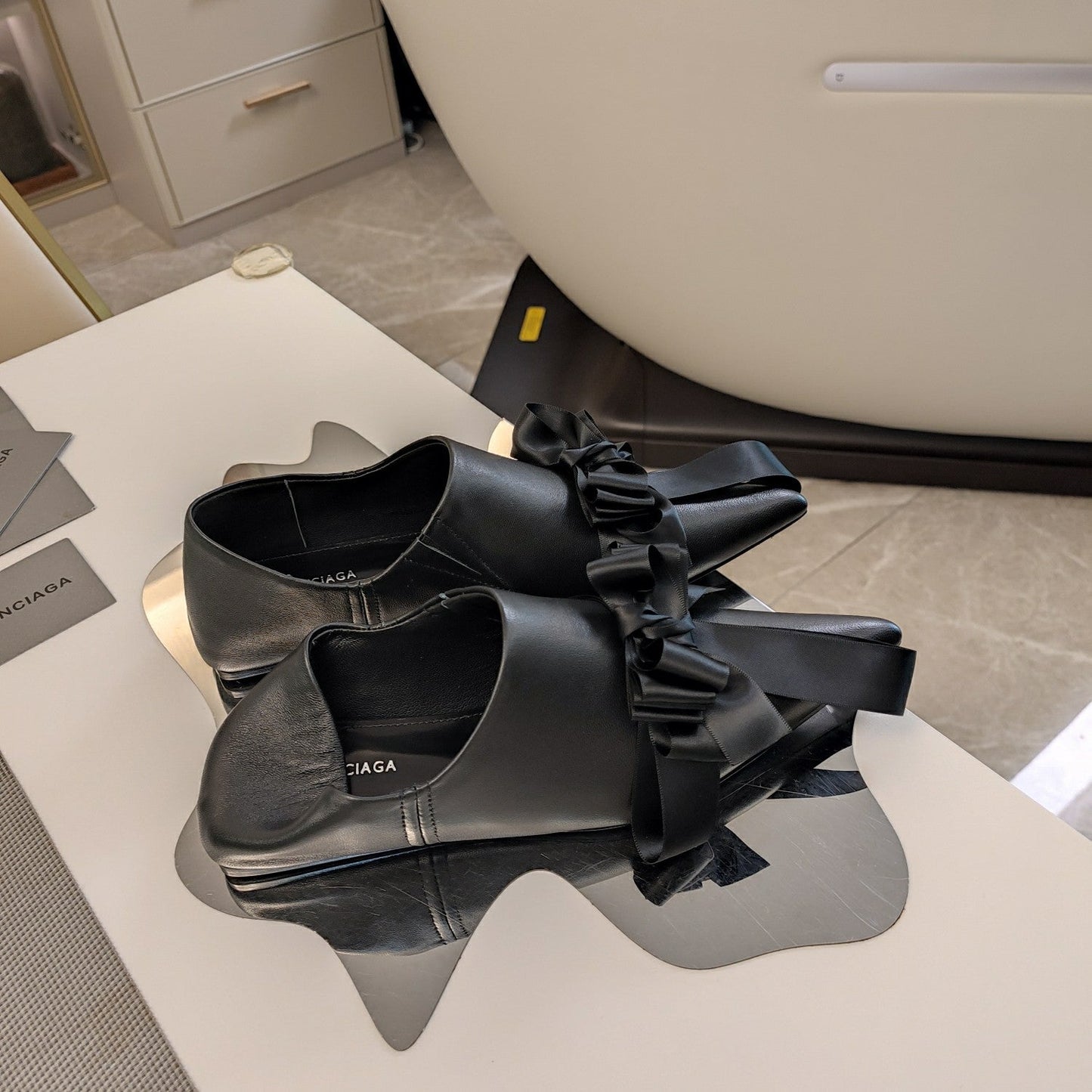 POINTED-TOE FLATS WITH BOW IN BLACK SOFT LAMBSKIN