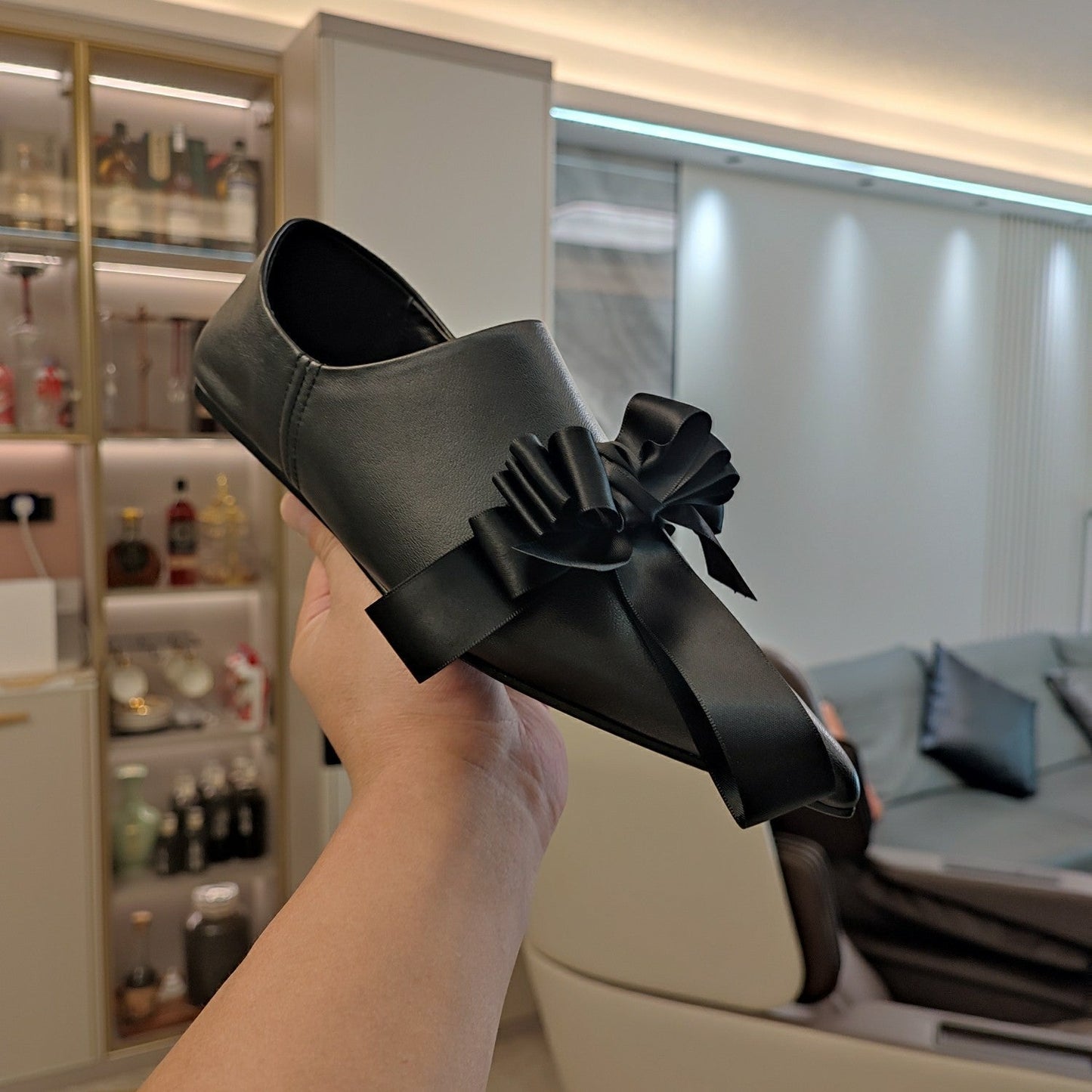 POINTED-TOE FLATS WITH BOW IN BLACK SOFT LAMBSKIN