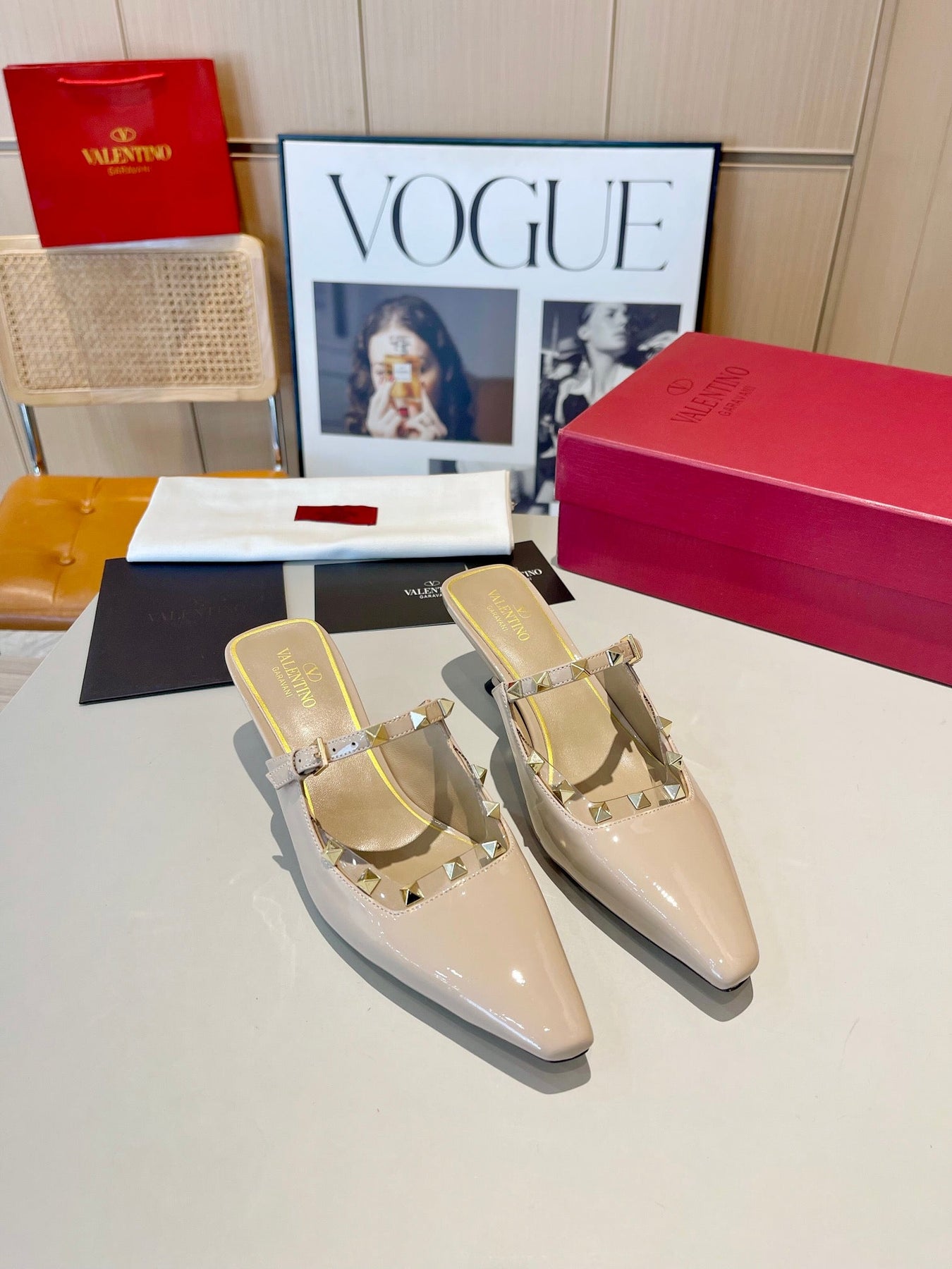 ROCKSTUD CAGED MULES 5 CM IN BISQUE BEIGE CALFSKIN