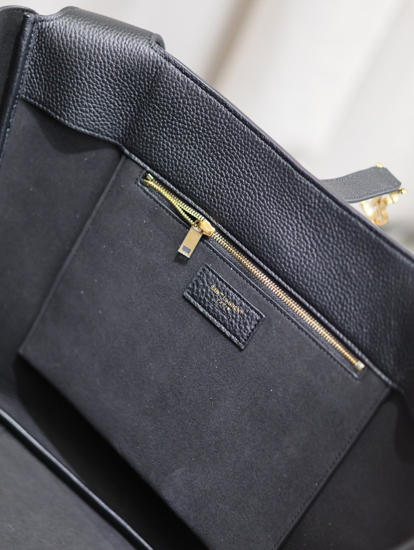 LE 5 À 7 BEA TOTE BAG 50 IN BLACK LAMBSKIN GOLD LOGO