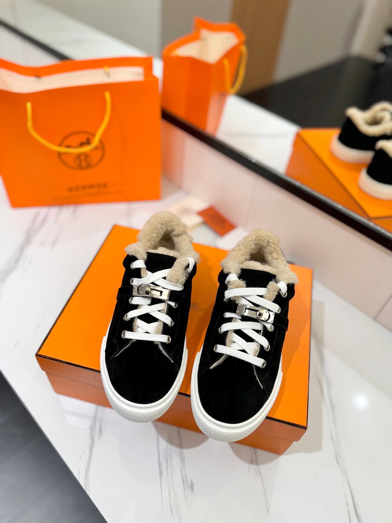 DAY SNEAKER IN BLACK SUEDE AND FLEECE LINING