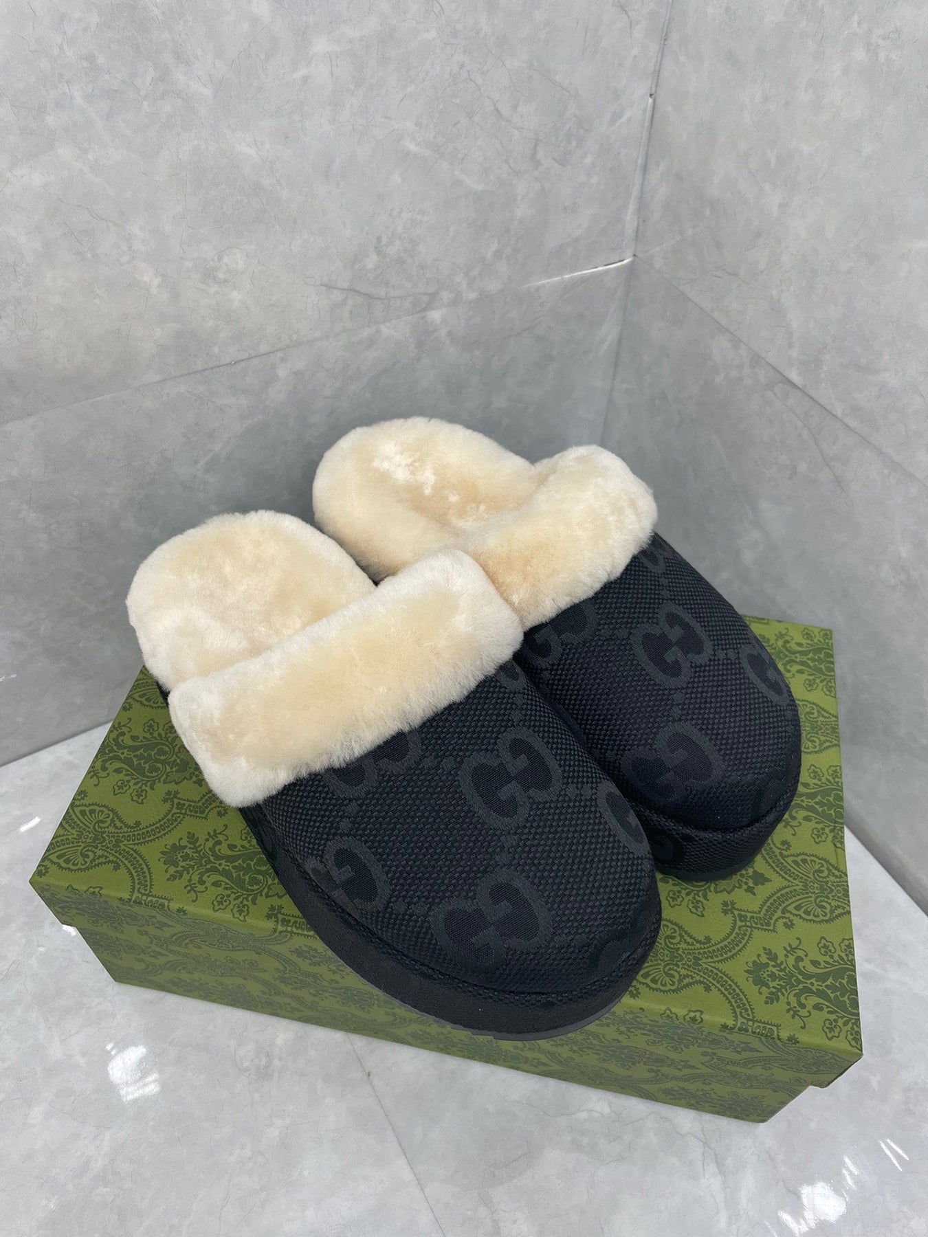 GG MULE IN BLACK MONOGRAM JACQUARD FABRIC AND RABBIT FUR LINING