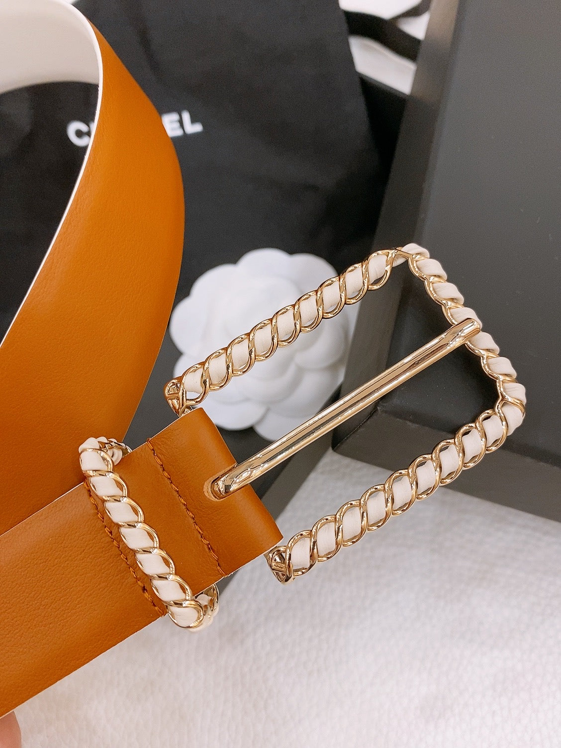 BELT 30MM IN BROWN AND WHITE CALFSKIN WITH INTERWOVEN GOLD CHAIN BUCKLE