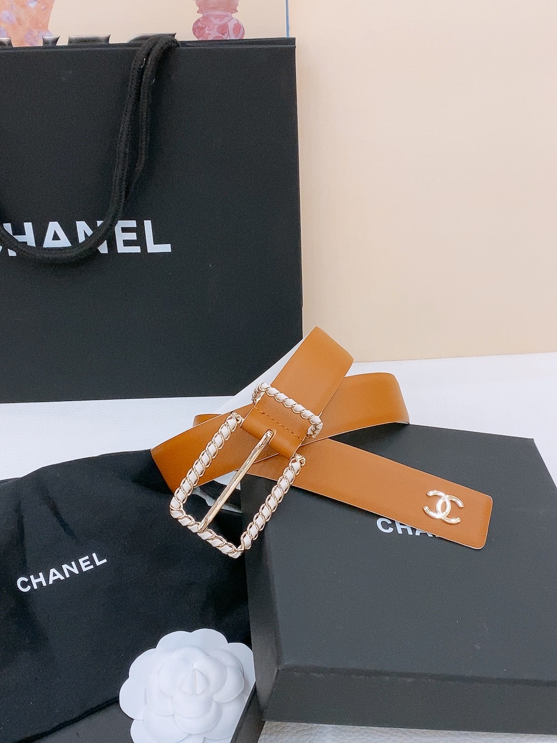 BELT 30MM IN BROWN AND WHITE CALFSKIN WITH INTERWOVEN GOLD CHAIN BUCKLE