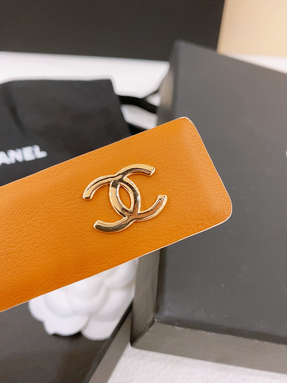 BELT 30MM IN BROWN AND WHITE CALFSKIN WITH INTERWOVEN GOLD CHAIN BUCKLE