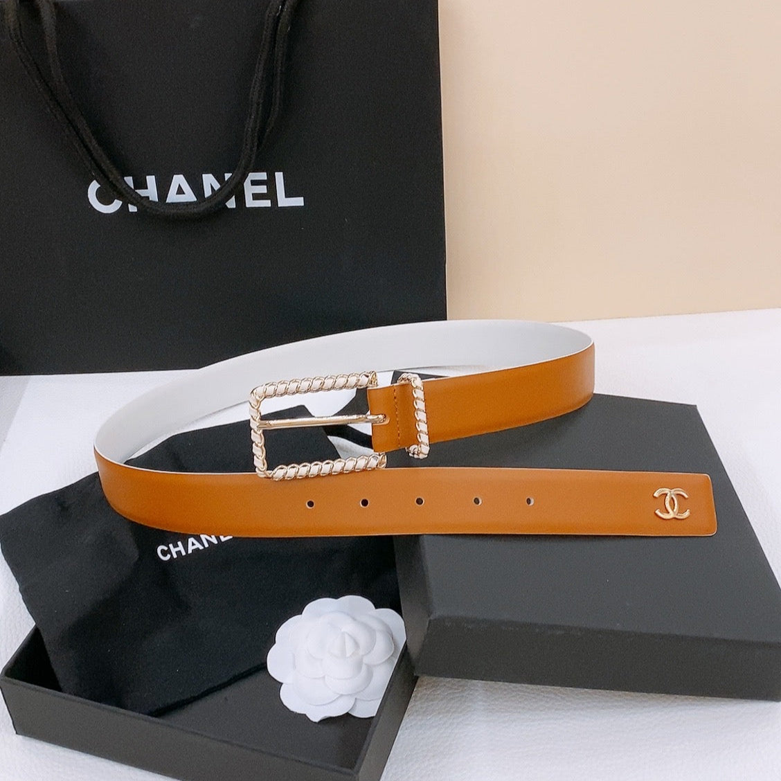 BELT 30MM IN BROWN AND WHITE CALFSKIN WITH INTERWOVEN GOLD CHAIN BUCKLE