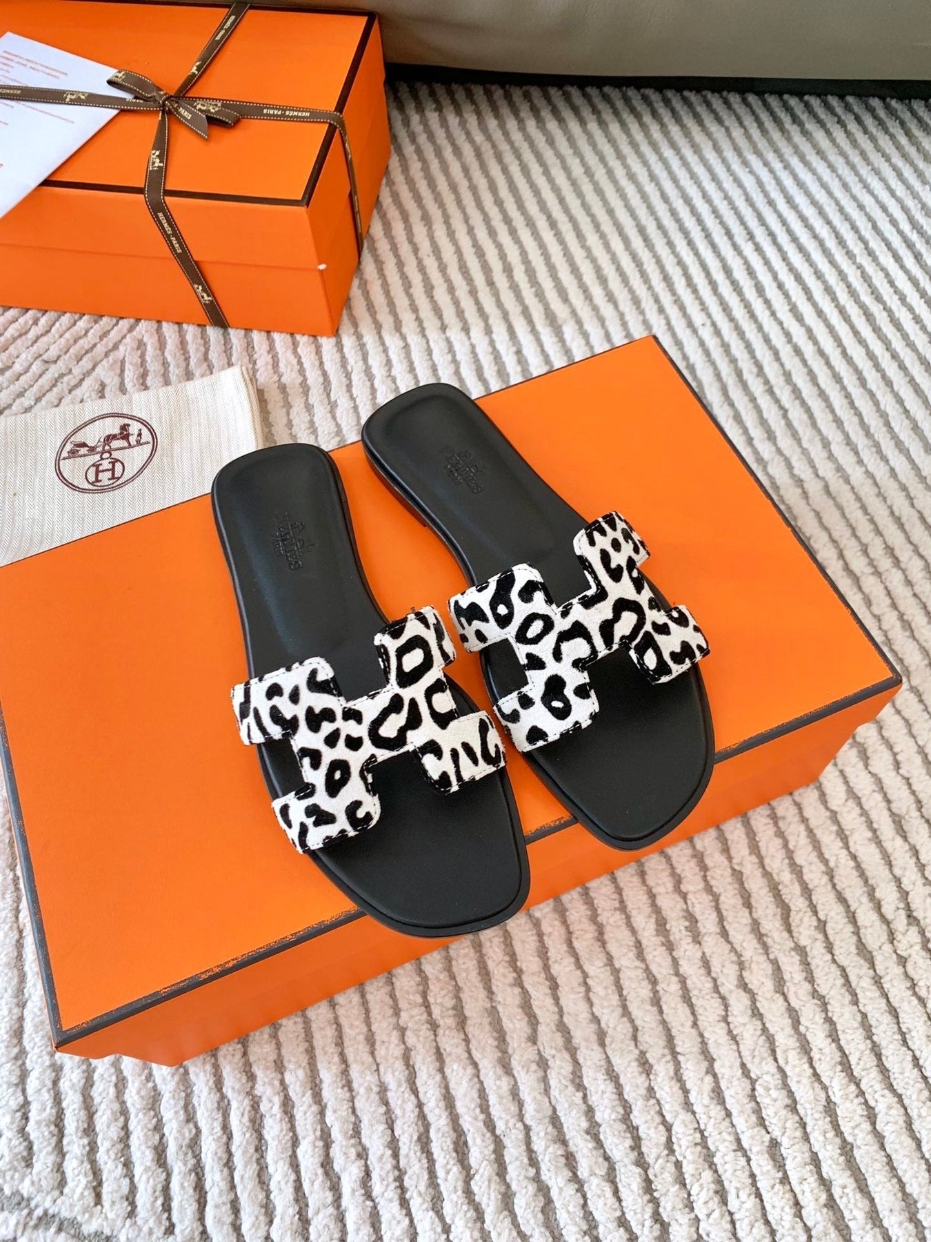 ORAN SANDAL IN BLACK MIX WHITE SUEDE