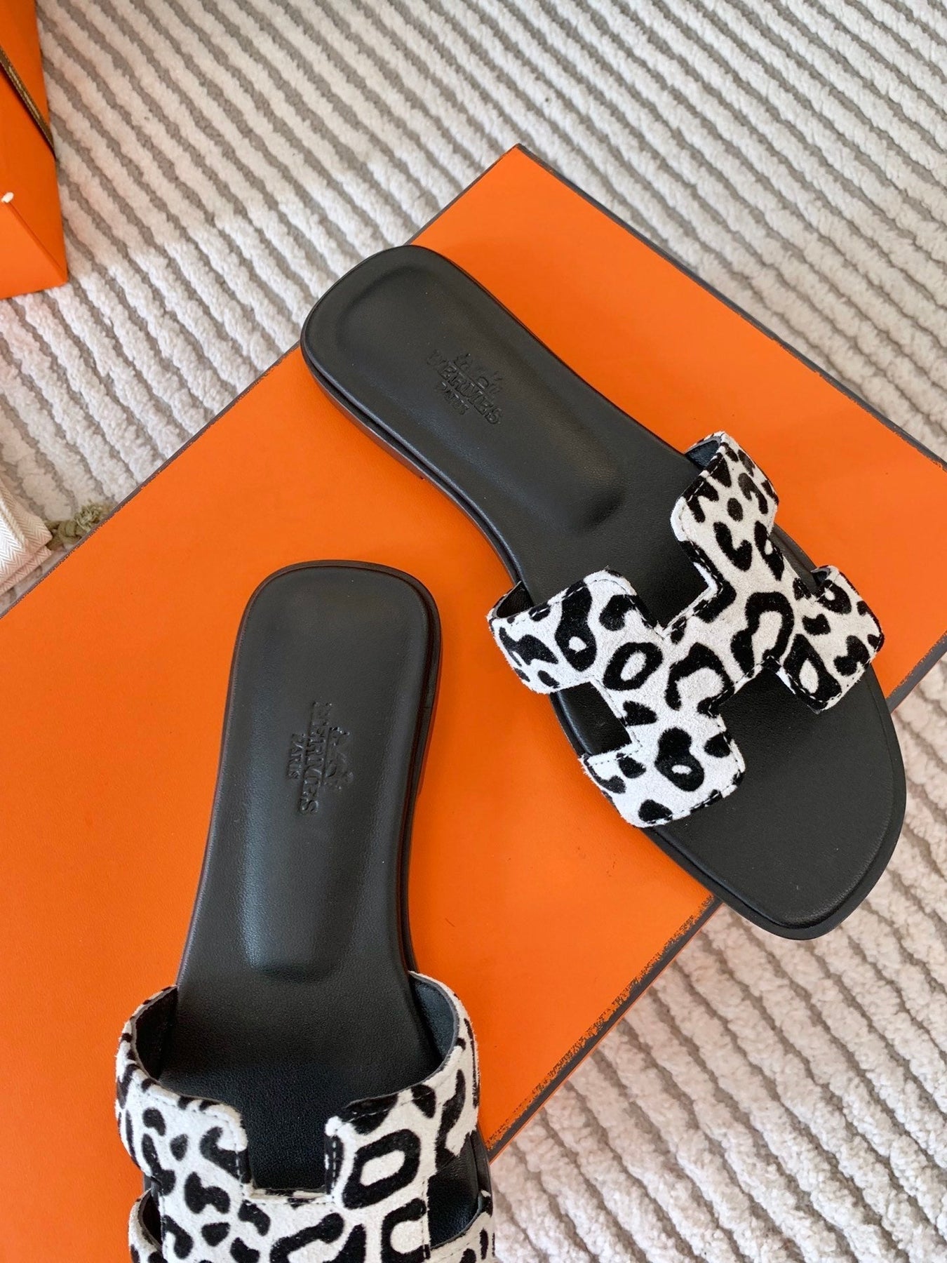 ORAN SANDAL IN BLACK MIX WHITE SUEDE