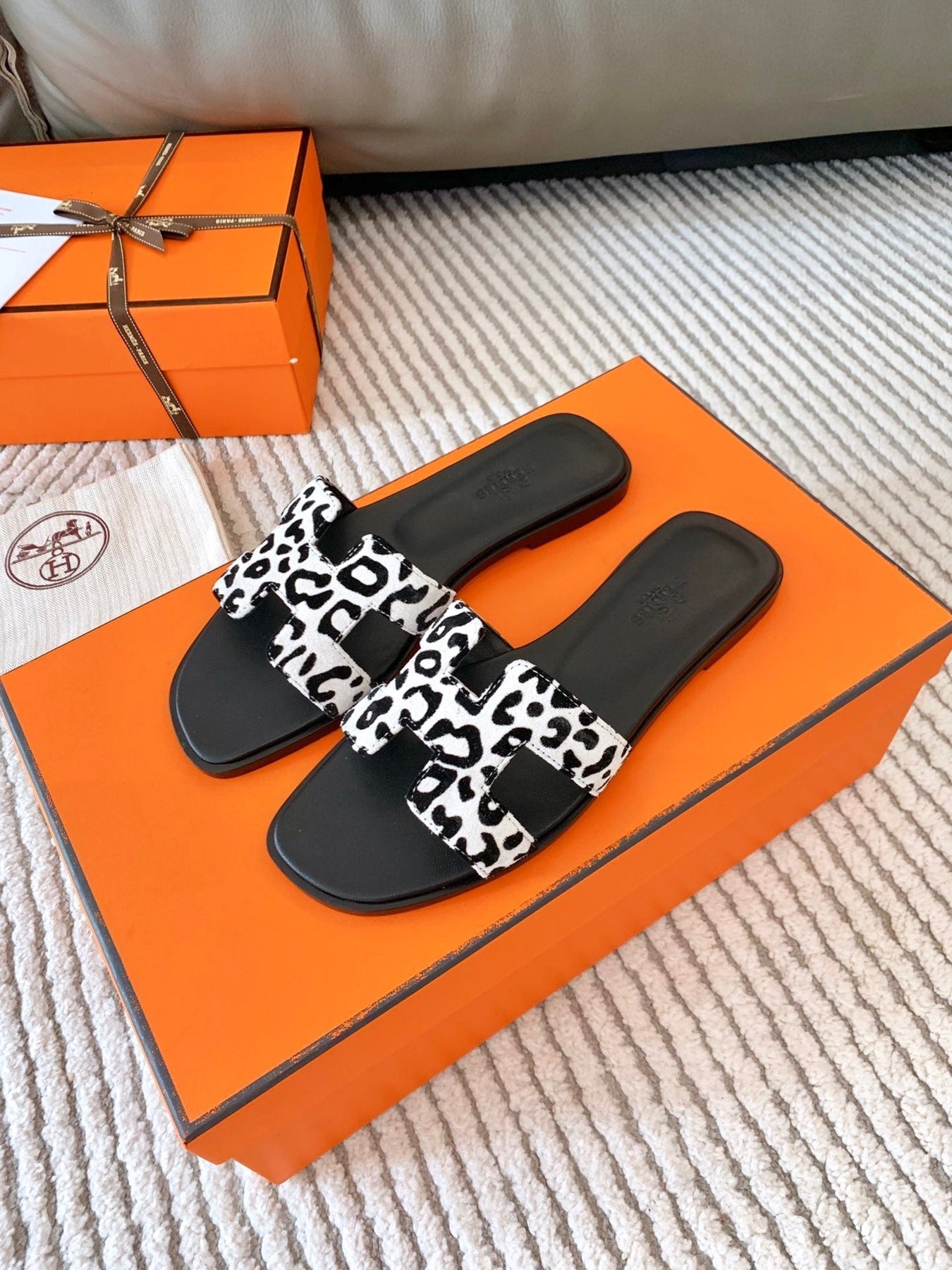 ORAN SANDAL IN BLACK MIX WHITE SUEDE