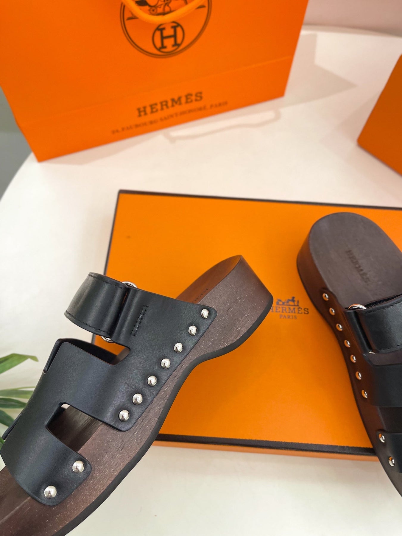 KOS CLOG IN BLACK CALFSKIN