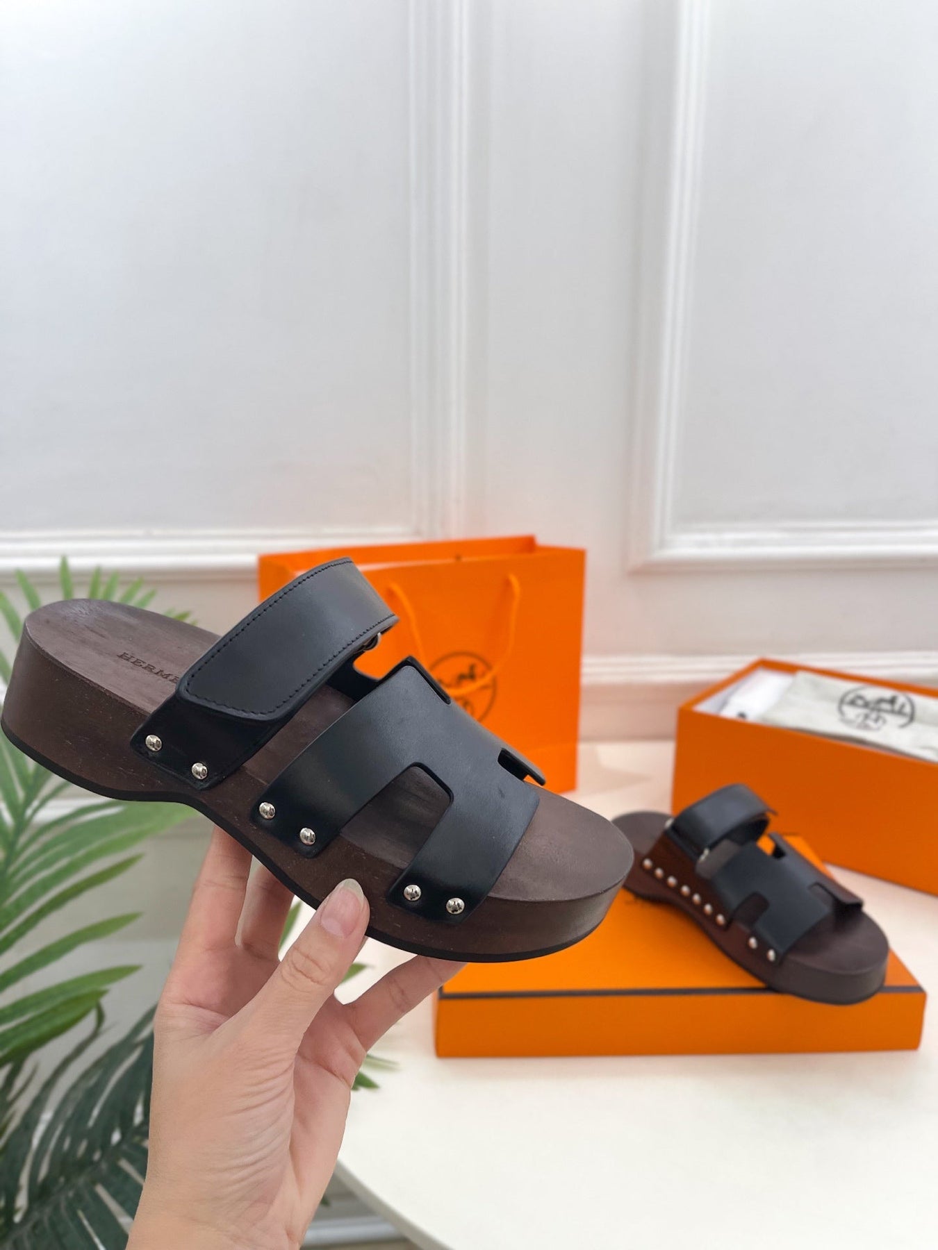 KOS CLOG IN BLACK CALFSKIN