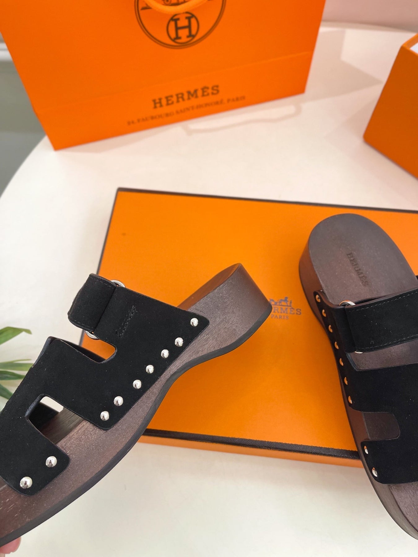 KOS CLOG IN BLACK SUEDE