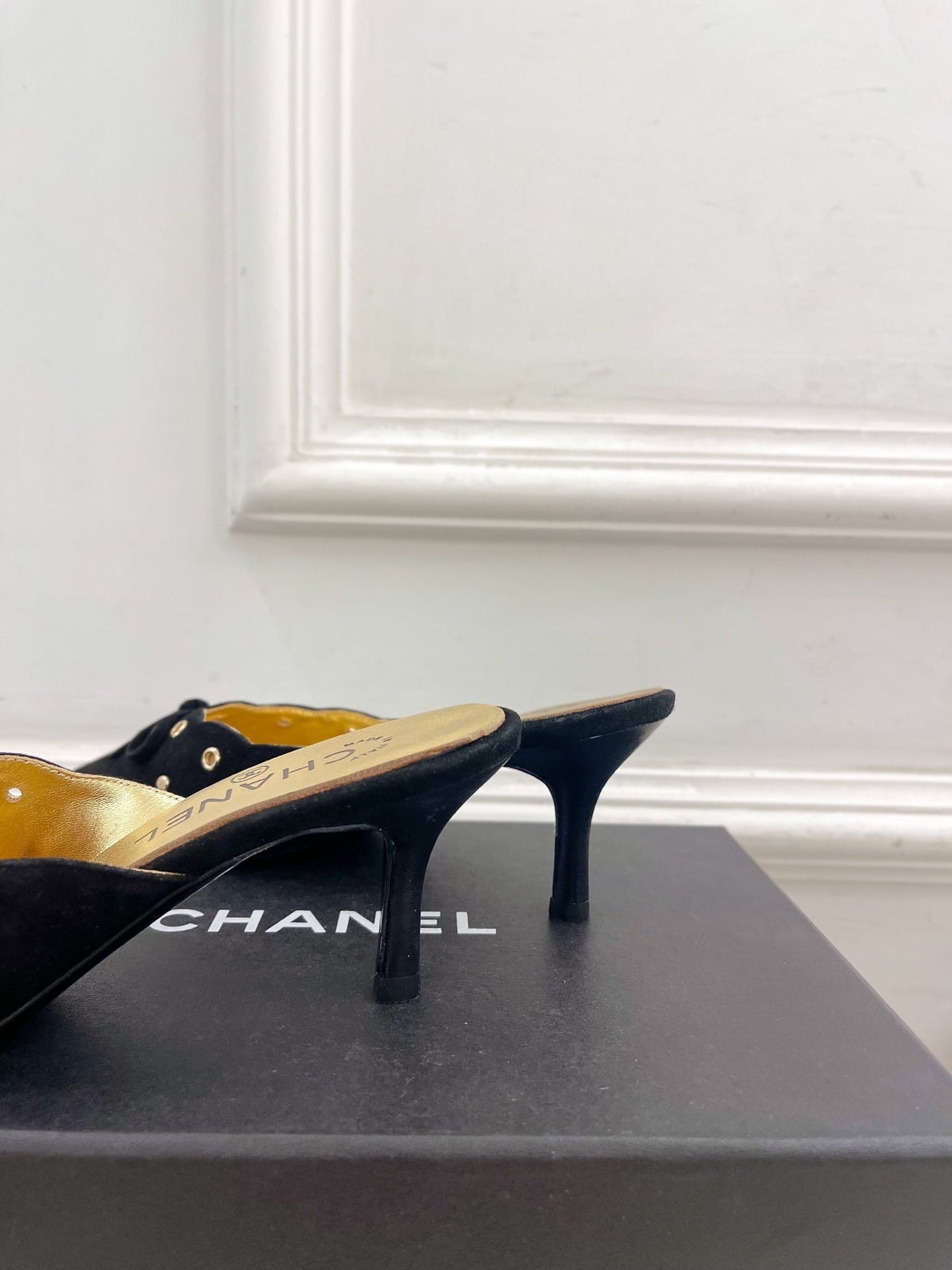 HIGH 65 MM MULE IN BLACK SUEDE