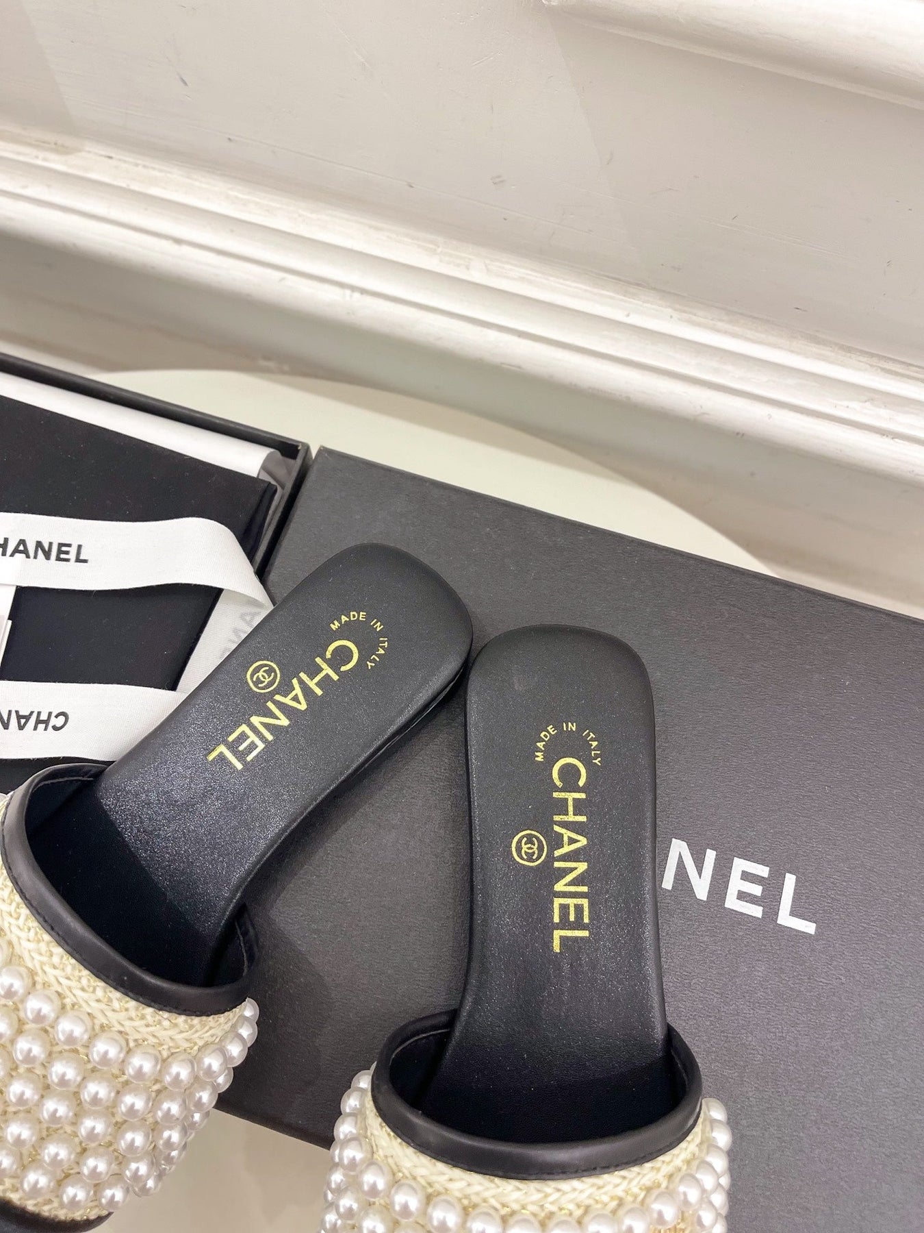 FLAT SLIDE IN BLACK CALFSKIN WITH PEARLS