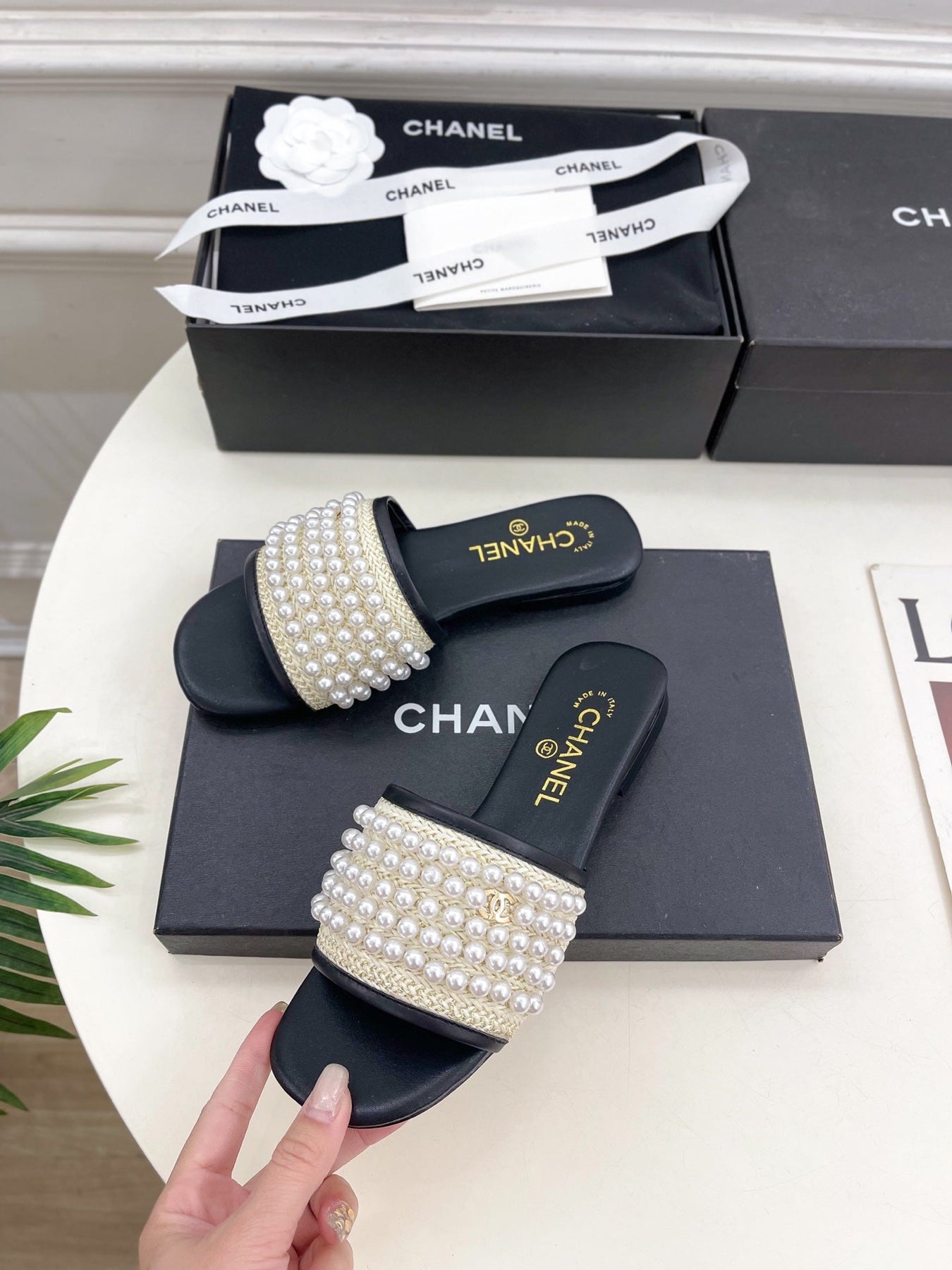 FLAT SLIDE IN BLACK CALFSKIN WITH PEARLS