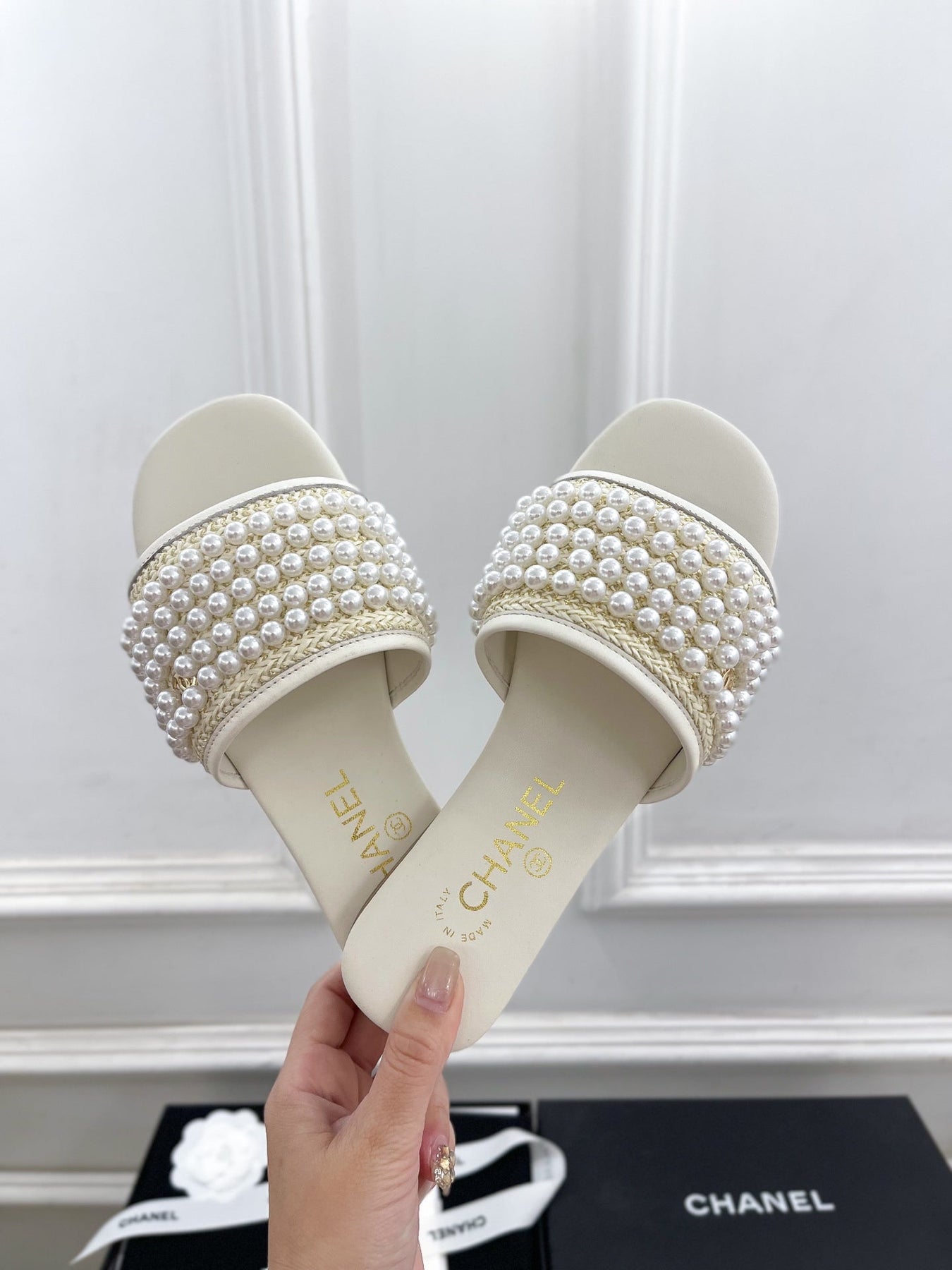 FLAT SLIDE IN WHITE CALFSKIN WITH PEARLS