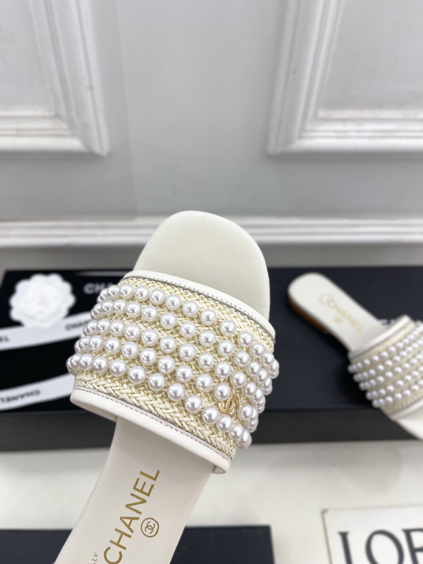 FLAT SLIDE IN WHITE CALFSKIN WITH PEARLS