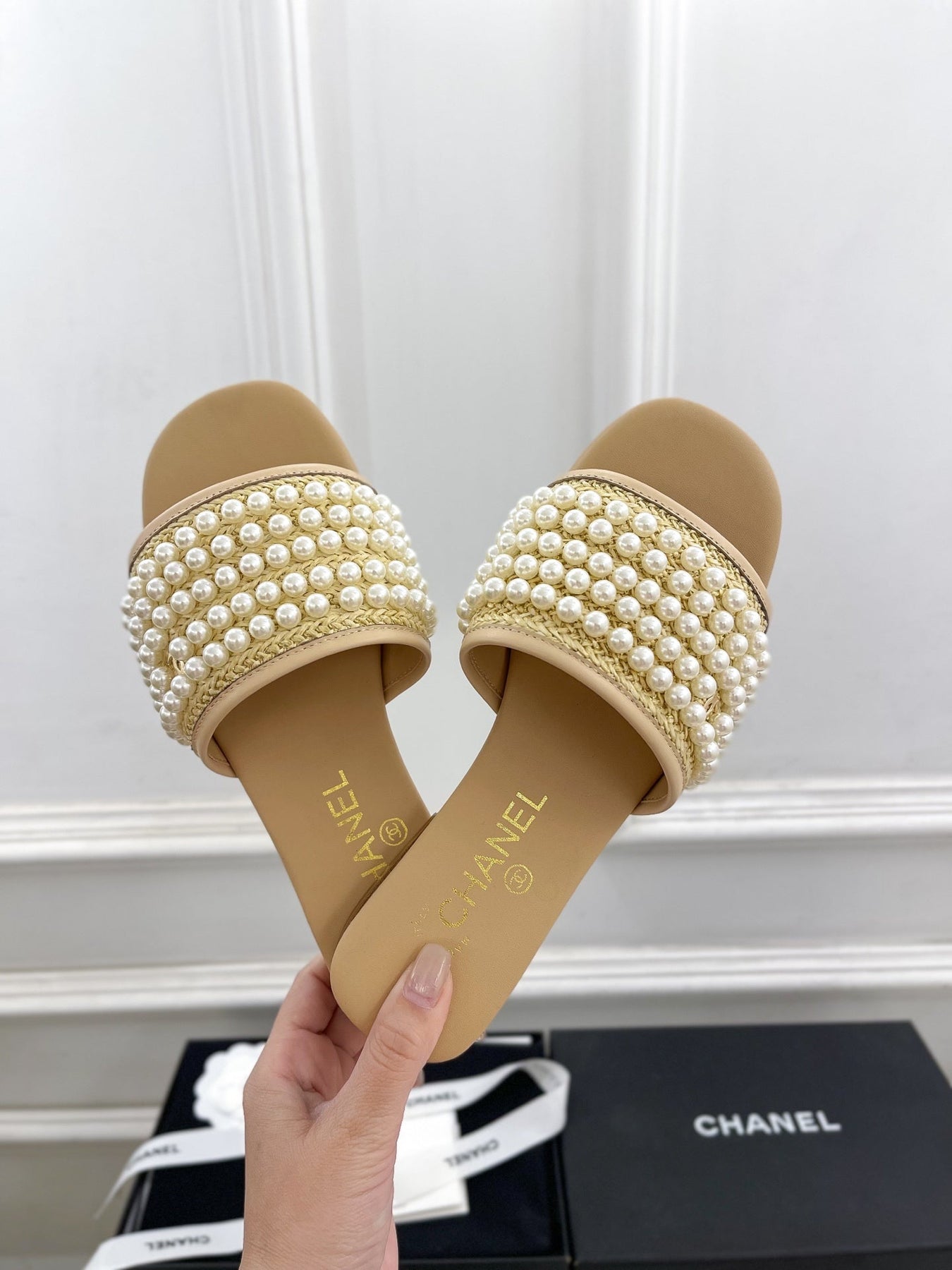 FLAT SLIDE IN FLAX YELLOW CALFSKIN WITH PEARLS