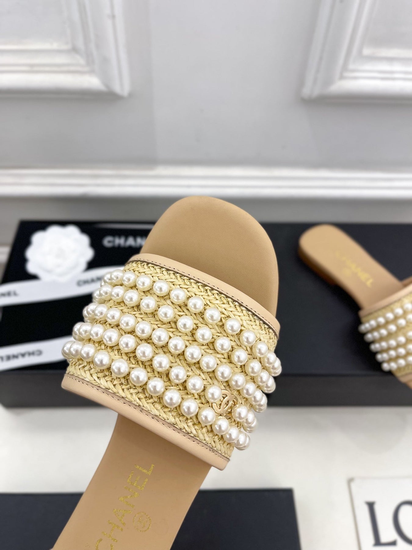 FLAT SLIDE IN FLAX YELLOW CALFSKIN WITH PEARLS