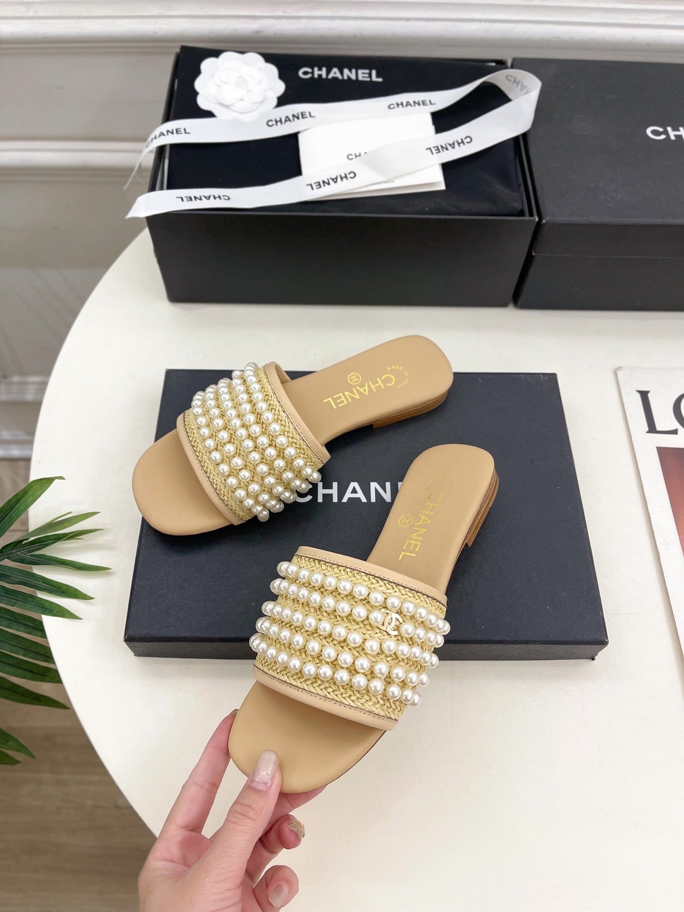 FLAT SLIDE IN FLAX YELLOW CALFSKIN WITH PEARLS