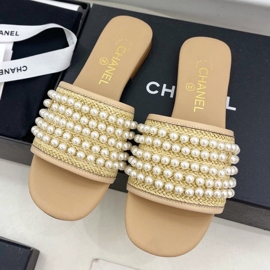 FLAT SLIDE IN FLAX YELLOW CALFSKIN WITH PEARLS